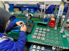 <b>新春走下层｜春节将至机械人“关节”不断转</b>